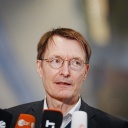 Karl Lauterbach (SPD), Bundesminister für Gesundheit, steht hinter Mikrofonen.
