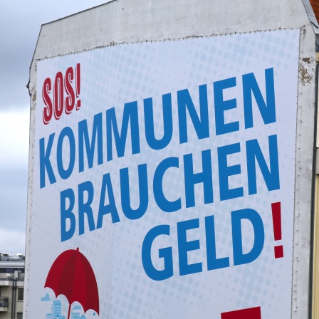 Aufschrift "SOS Kommunen brauchen Geld" an einem Berliner Wohnhaus