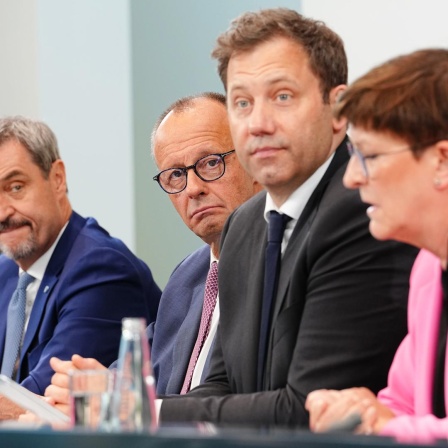Saskia Esken (r-l), SPD-Parteivorsitzende, spricht neben Lars Klingbeil, Bundesfinanzminister und SPD-Parteivorsitzender, Bundeskanzler Friedrich Merz (CDU) und Markus Söder, Ministerpräsident von Bayern und CSU-Vorsitzender, bei einer Pressekonferenz nach der ersten Sitzung des Koalitionsausschusses von Union und SPD. 