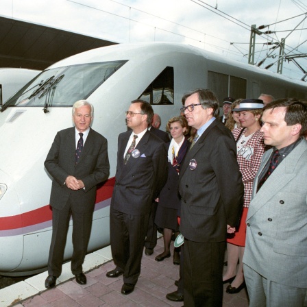 Richard von Weizsäcker, Hans Eichel, Wolfram Bremeier und Günther Krause bei der feierlichen Inbetriebnahme der ICE-Züge im neuen Bahnhof in Kassel-Wilhelmshöhe am 29.05.1991(Archivbild)