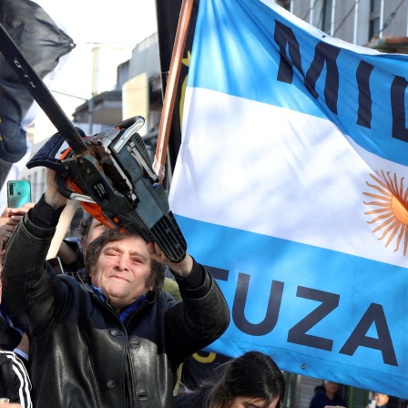 Der argentinische Präsidentschaftskandidat Javier Milei trifft Anhänger während einer Wahlkampftour in Buenos Aires