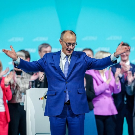 Friedrich Merz winkt dem Publikum nach seiner Rede beim 37. Bundesparteitag der CDU.