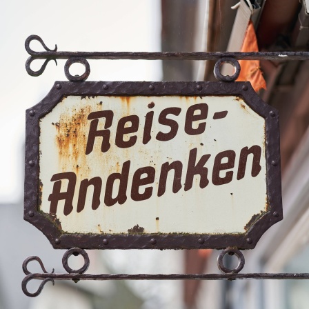 Ein Schild mit der Aufschrift "Reise-Andenken".