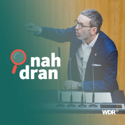 Herbert Kickl sitzt in einer Pressekonferenz, spricht aufgeregt und zeigt nach links. Daneben das Logo von nah dran.