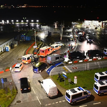 Polizeifahrzeuge und Krankenwagen stehen am Hamburger Flughafen, der nach dem Eindringen eines Fahrzeugs auf das Gelände gesperrt worden ist.