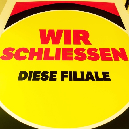 Hinweisschild auf Schließung einer Ladenfiliale