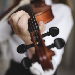 Ein Mädchen spielt Violine.