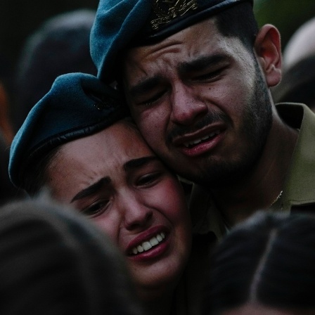 Israelische Soldaten weinen während der Beerdigung von Yam Goldstein © picture alliance/dpa/AP/Ariel Schalit