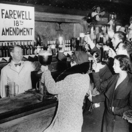 Menschen feiern das Ende der Prohibition in einer Bar in New York