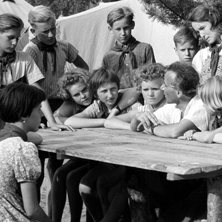 Die Jugendorganisation der DDR "Junge Pioniere" 1958 in einem Ferienlager.