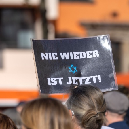 Plakat mit der Aufschrift: “Nie wieder ist jetzt“ 