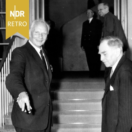 Die Atomwissenschaftler Walter Gerlach, Otto Hahn und Carl Friedrich von Weizsäcker (hinten), betreten das Kanzleramt, 17.04.1957.