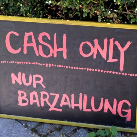 Blick auf ein Hinweisschild: "Cash only, Nur Barzahlung"