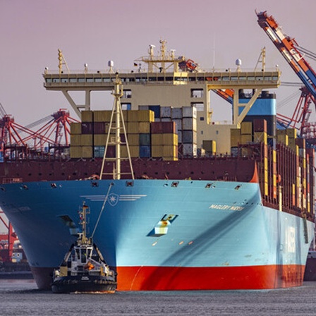 Containerschiff im Hafen