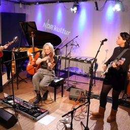 Drei Frauen stehen mit ihren Instrumenten im NDR Kultur EXTRA Studio und machen Musik.