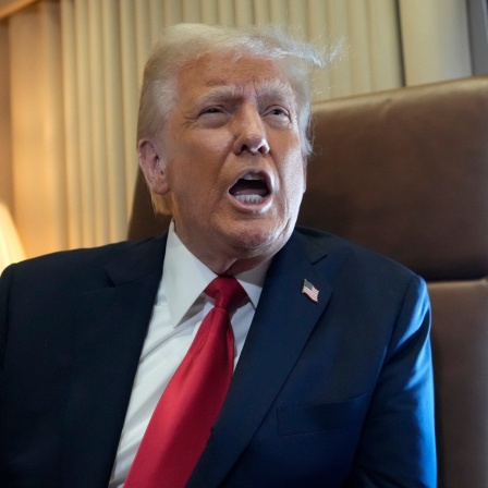 US-Präsident Donald Trump sitzt in seinem Schreibtischstuhl an Bord der Air Force One.