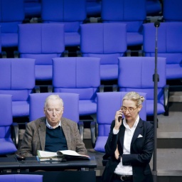 Alice Weidel, AFD, steht im Plenum des Bundestages neben Alexander Gauland, AFD. Im Hintergrund die blaue Bestuhlung.