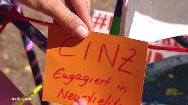 EINZ - Engagiert in Neustrelitz ist auf einem Zettel zu lesen.