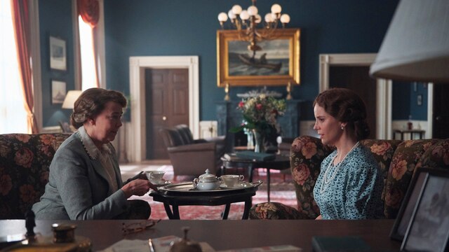 Szenenbild aus der norwegischen Serie "Atlantic Crossing": Zwei Frauen sitzen in einem Salon an einem kleinen Tisch.
