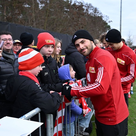 Union-Stürmer Kevin Volland gibt den Fans nach dem Training Autogramme