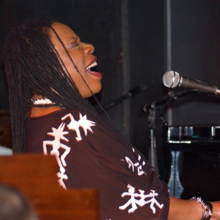 Die amerikanische Jazzmusikern Amina Claudine Myers spielt bei einem Konzert Klavier und singt in ein Mikrofon.