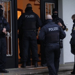 Bei einer groß angelegten Razzia gegen eine international agierende Schleuserbande in acht Bundesländern hat die Staatsanwaltschaft Düsseldorf zehn Verdächtige verhaften lassen. Mehr als tausend Beamte waren im Einsatz.