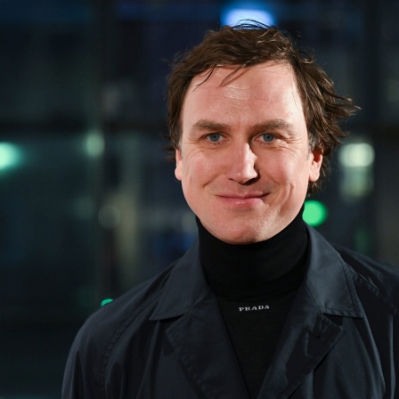 SWR1 Leute Gast Lars Eidinger ist Deutschlansds vielleicht außergewöhnlichster Schauspieler. Er ist ein Ausnahme-Darsteller mit Spannbreite von Hamlet über Babylon Berlin bis zum Serienmörder im Tatort. Jetzt portraitiert ihn der Dokumentarfilm &#034;Lars Eidinger - Sein oder nicht sein&#034;.