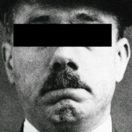 Portraitfoto von B. Traven mit schwarzem Balken vor den Augen. 