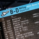 Anzeigetafel mit gestrichenen Flügen am Flughafen Köln/Bonn