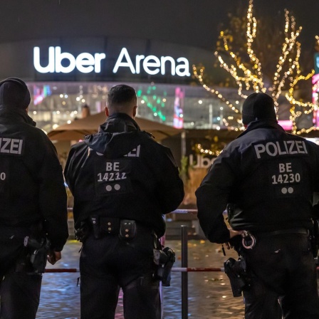 Polizisten vor der Berliner Uber Arena beim Basketball-Euroleaguespiel Alba Berlin gegen Maccabi Tel Aviv