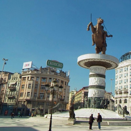 Skopje, die Hauptstadt Mazedoniens besticht durch Monumentalarchitektur und einem Hauch von Orient. Mitten auf dem Hauptplatz trohnt Alexander der Grosse.