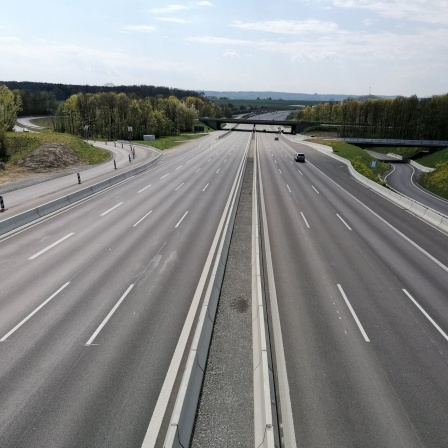Fast leere Autobahn bei Stuttgart