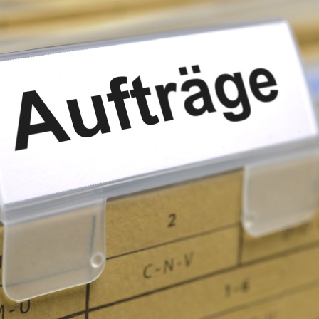 Eine Sammlung von Akten ist mit "Aufträge" beschriftet.