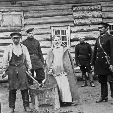 Sofia Blyuvshtein (Sonka - Goldener Arm) wird in Eisen gelegt. Anton Tschechow Fotosammlung.