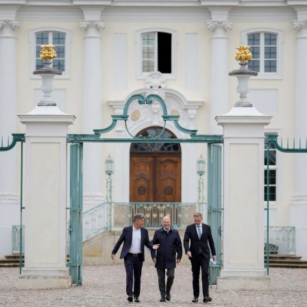 Archivbild: Minister Habeck (Grüne), Kanzler Scholz (SPD) und Minister Lindner (FDP) verlassen das Gästehaus Meseberg (29.08.2023).