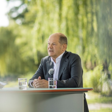 Bundeskanzler Olaf Scholz (SPD) im Sommerinterview des ZDF mit Moderator Theo Koll.