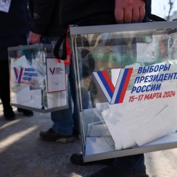 Wahlhelfer mit Wahlurnen in der von Russland besetzten Stadt Rubischne in der Ukraine. 