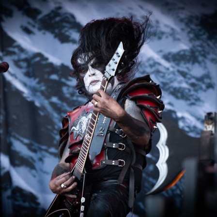 Abbath Doom Occulta, Sänger und Gitarrist der Black Metal Band Abbath auf der Bühne mit schwarz-weiß geschminktem Gesicht