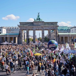 Tausende von Menschen nehmen an der Protestaktion der Klimaschutzbewegung Fridays for Future vor dem Brandenburger Tor teil.