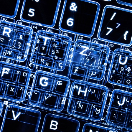 Eine beleuchtete Computer-Tastatur symbolisiert einen Hackerangriff