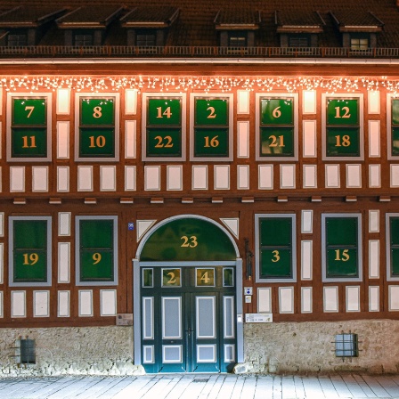 Die Adventskalender-Fassade der Stadt- und Kreisbibliothek «Anna Seghers» Meiningen.