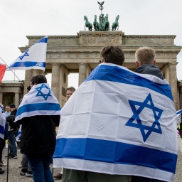 Demonstranten mit Israel Flaggen vor dem Brandenburger Tor in Berlin.