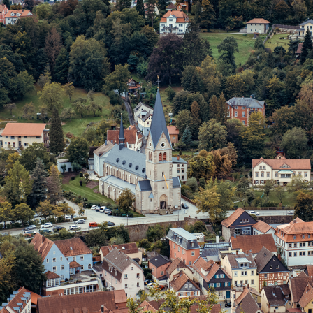 Blick auf eine Kleinstadt mit Kirche im Tal.