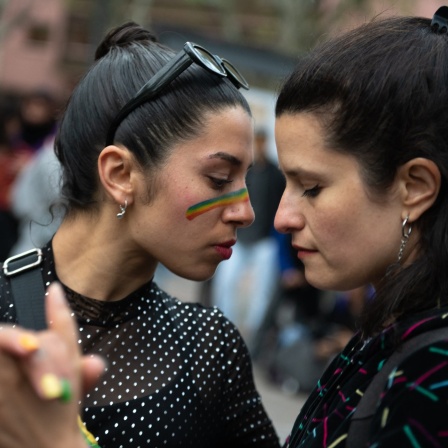 Zwei Teilnehmerinnen tanzen Tango beim Marsch für Vielfalt in der Innenstadt von Montevideo. Jedes Jahr im September ziehen Tausende von Menschen durch die Straßen der Stadt, um auf die Diskriminierung aufgrund der sexuellen Identität und Orientierung aufmerksam zu machen und sie zu bekämpfen.