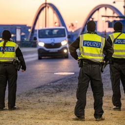 Beamte der Bundespolizei stehen am frühen Morgen bei der Einreisekontrolle am deutsch-polnischen Grenzübergang Stadtbrücke.