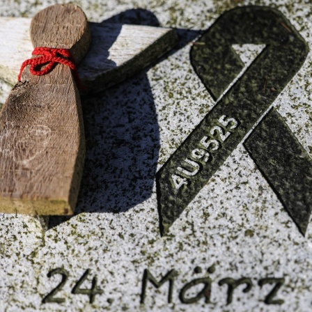 Auf einem Gedenkstein auf dem Friedhof in Haltern am See sind die Flugnummer und das Datum des Germanwings-Absturzes eingraviert. 