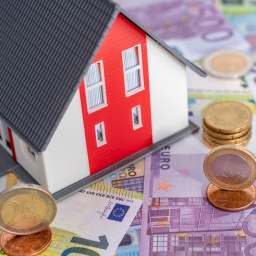 Miniaturhaus auf Euro-Geldscheinen