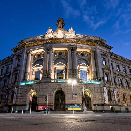 Das abendlich beleuchtete Museum für Kommunikation in Berlin-Mitte.