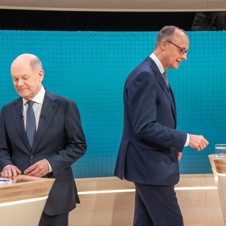 Bundeskanzler Olaf Scholz (SPD, l), steht neben Friedrich Merz, Unions Kanzlerkandidat und CDU Bundesvorsitzender, vor dem TV-Duell von ARD und ZDF