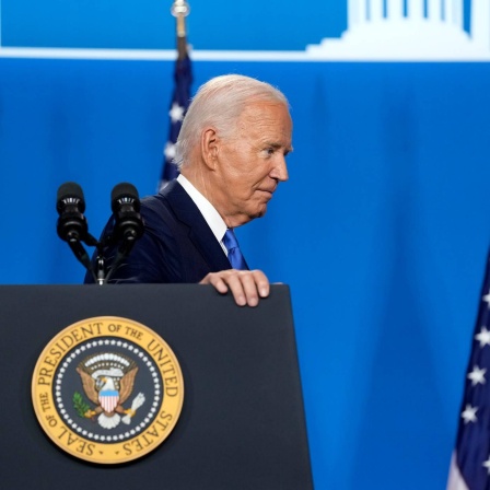 Joe Biden wendet sich vom Mikrofon ab